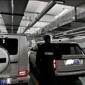 美女露出🐻让男生揉动亲吻
